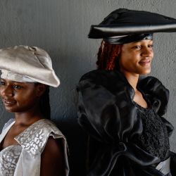 Modelos posan mientras presentan una colección del diseñador namibio McBright Kavari en Windhoek. Kavari abraza la historia colonial de Namibia en sus diseños y da nueva vida a la vestimenta tradicional. | Foto:SIMON MAINA / AFP