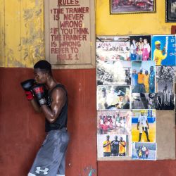 Un boxeador entrena en el gimnasio Atton Quarshie, en el barrio de Jamestown, en Accra. Una red de gimnasios enseña el noble arte del boxeo en un solo distrito pequeño de Accra, que se ha hecho conocido internacionalmente como la meca de este deporte. | Foto:OLYMPIA DE MAISMONT / AFP