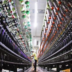 Un empleado trabaja en un taller de una empresa textil, en la ciudad de Lianyungang, en la provincia de Jiangsu, en el este de China. | Foto:Xinhua/Geng Yuhe
