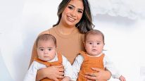 Daniela Celis con sus hijas gemelas