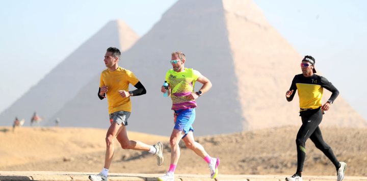 Concursantes corren durante el Medio Maratón de las Pirámides en el punto escénico de las Pirámides de Giza, en Giza, Egipto.