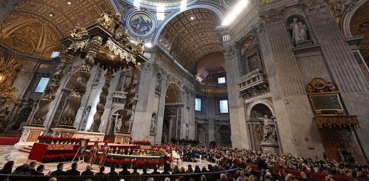 El Papa Francisco participa en una audiencia a los peregrinos que participan en el Camino de Santiago de Compostela en la Basílica de San Pedro en el Vaticano.