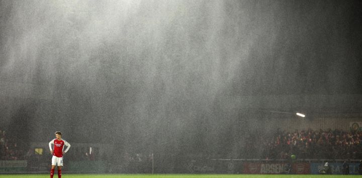 La delantera sueca número 17 del Arsenal, Lina Hurtig, observa la lluvia durante el partido de fútbol del grupo C de la UEFA Champions League femenina entre el Arsenal y el Bayern de Múnich en Meadow Park, en el norte de Londres.