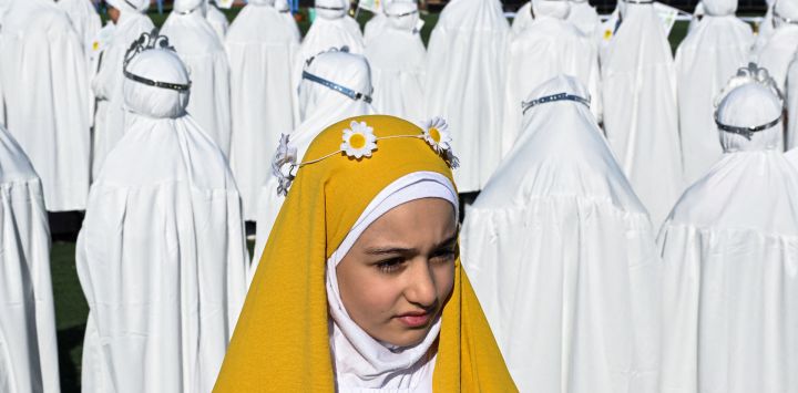 Las niñas musulmanas iraquíes, que tradicionalmente comienzan a usar el hijab (un velo que se usa en público) a la edad obligatoria de nueve años, participan en una ceremonia organizada en un estadio de Basora.