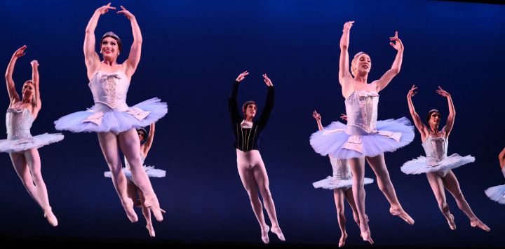 Los bailarines de Les Ballets Trockadero de Monte Carlo ensayan antes del estreno mundial de la "Sinfonía" de Durante Verzola en el Teatro Joyce de la ciudad de Nueva York.