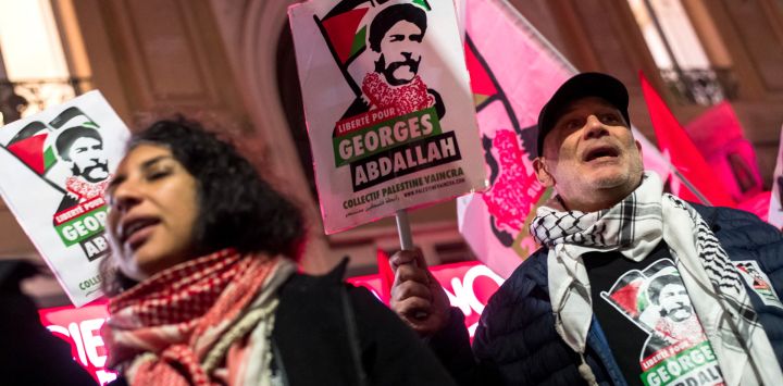 Los manifestantes gritan consignas con un cartel que dice "Liberen a Georges Abdallah" durante una manifestación para exigir la liberación del activista propalestino libanés Georges Ibrahim Abdallah, en Toulouse, suroeste de Francia.