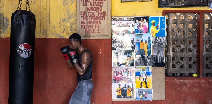 Un boxeador entrena en el gimnasio Atton Quarshie, en el barrio de Jamestown, en Accra. Una red de gimnasios enseña el noble arte del boxeo en un solo distrito pequeño de Accra, que se ha hecho conocido internacionalmente como la meca de este deporte.