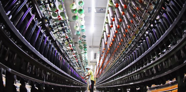 Un empleado trabaja en un taller de una empresa textil, en la ciudad de Lianyungang, en la provincia de Jiangsu, en el este de China.