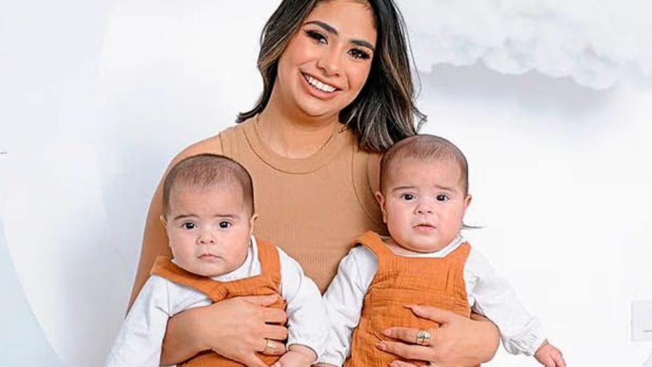 Daniela Celis con sus hijas gemelas