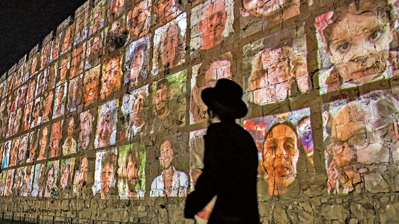 Imagen proyectada de los rehenes del 7 de octubre de 2023, en Jerusalén. | Foto:AFP