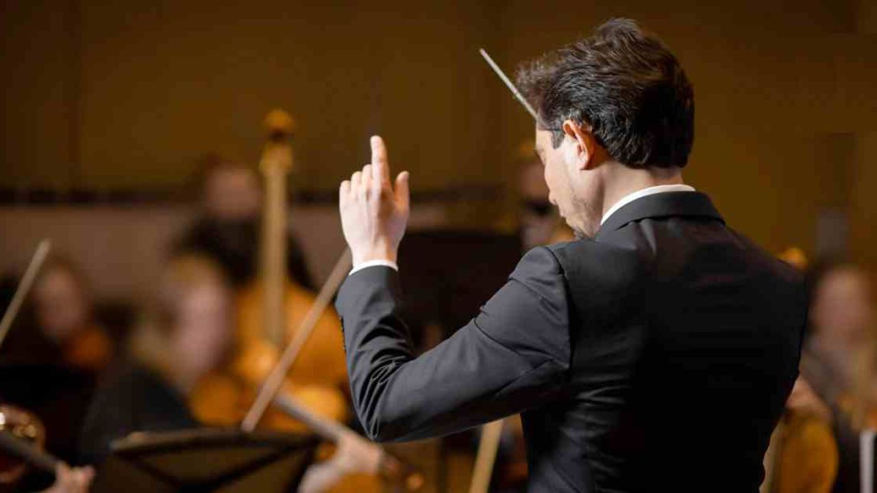 Director de orquesta. | Foto:Ediciones Ciudad de las Artes