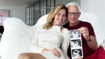 La tierna foto de Eduardo Constantini con Elina Constantini a pocos días de nacer su primera hija