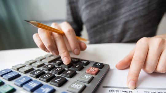 El ingreso disponible aumentó 0,8% después de siete meses en baja