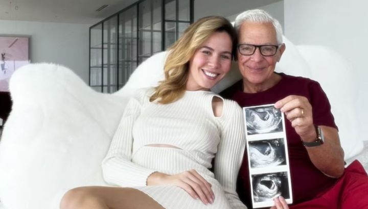 La tierna foto de Eduardo Constantini con Elina Constantini a pocos días de nacer su primera hija