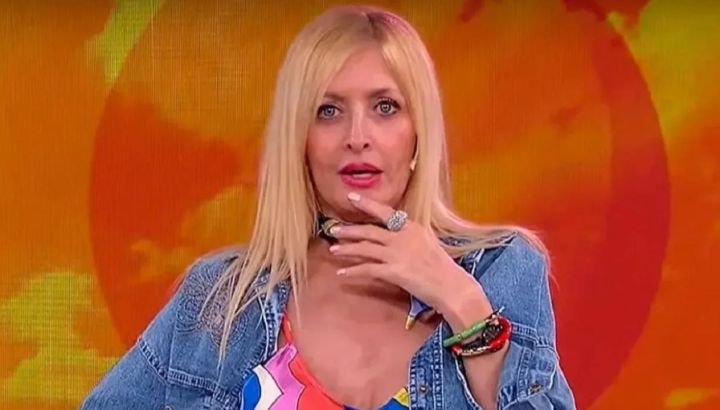 El extraño momento que protagonizó Yuyito González con un peluche en su programa: "Estoy subida al pony"