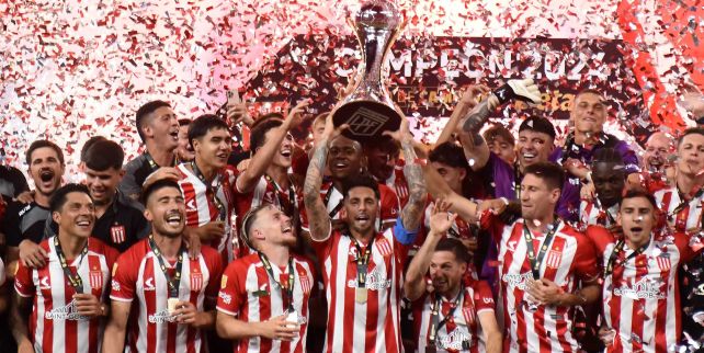 Estudiantes se quedó con el Trofeo de Campeones 2024.