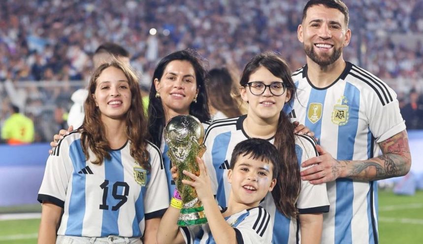 Nicolás Otamendi junto a su familia