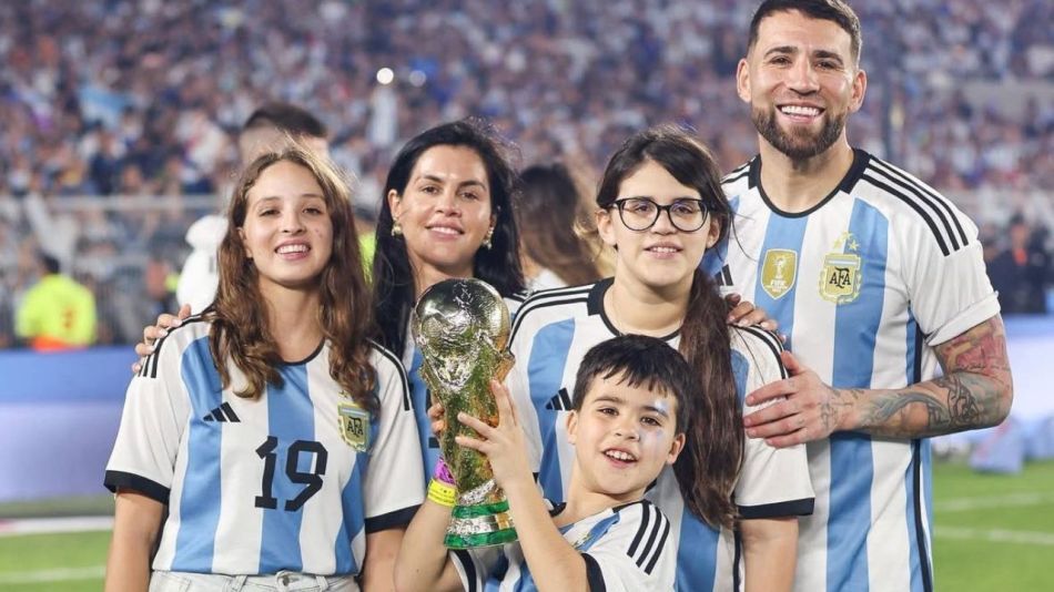 Nicolás Otamendi junto a su familia