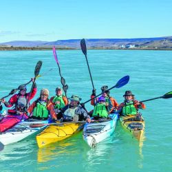 Navegación durante seis días por el río Santa Cruz, a través de paisajes majestuosos, a razón de 60 km por jornada.