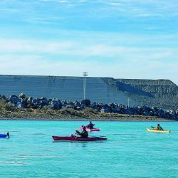 Navegación durante seis días por el río Santa Cruz, a través de paisajes majestuosos, a razón de 60 km por jornada.