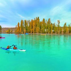 Navegación durante seis días por el río Santa Cruz, a través de paisajes majestuosos, a razón de 60 km por jornada.