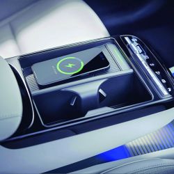 El estilo del nuevo Tucson muestra un diseño que marca su personalidad gracias a las renovadas luces LED con una disposición muy particular. En el interior resaltan la sobriedad y la calidez, al tiempo que exhibe una buena cantidad de equipamientos tecnológicos para hacer más confortable y seguro el viaje.