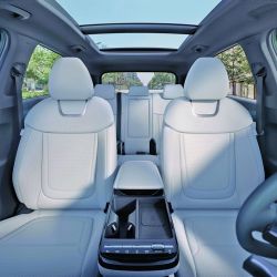 El estilo del nuevo Tucson muestra un diseño que marca su personalidad gracias a las renovadas luces LED con una disposición muy particular. En el interior resaltan la sobriedad y la calidez, al tiempo que exhibe una buena cantidad de equipamientos tecnológicos para hacer más confortable y seguro el viaje.