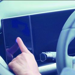 El estilo del nuevo Tucson muestra un diseño que marca su personalidad gracias a las renovadas luces LED con una disposición muy particular. En el interior resaltan la sobriedad y la calidez, al tiempo que exhibe una buena cantidad de equipamientos tecnológicos para hacer más confortable y seguro el viaje.