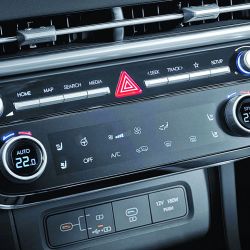 El estilo del nuevo Tucson muestra un diseño que marca su personalidad gracias a las renovadas luces LED con una disposición muy particular. En el interior resaltan la sobriedad y la calidez, al tiempo que exhibe una buena cantidad de equipamientos tecnológicos para hacer más confortable y seguro el viaje.