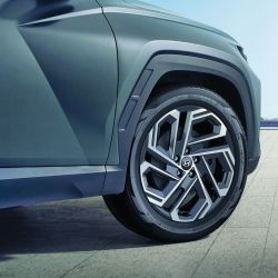 El estilo del nuevo Tucson muestra un diseño que marca su personalidad gracias a las renovadas luces LED con una disposición muy particular. En el interior resaltan la sobriedad y la calidez, al tiempo que exhibe una buena cantidad de equipamientos tecnológicos para hacer más confortable y seguro el viaje.