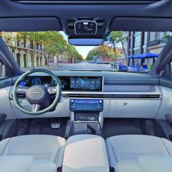 El estilo del nuevo Tucson muestra un diseño que marca su personalidad gracias a las renovadas luces LED con una disposición muy particular. En el interior resaltan la sobriedad y la calidez, al tiempo que exhibe una buena cantidad de equipamientos tecnológicos para hacer más confortable y seguro el viaje.