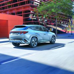 El estilo del nuevo Tucson muestra un diseño que marca su personalidad gracias a las renovadas luces LED con una disposición muy particular. En el interior resaltan la sobriedad y la calidez, al tiempo que exhibe una buena cantidad de equipamientos tecnológicos para hacer más confortable y seguro el viaje.