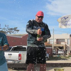 515 cañas fueron de la partida en un concurso que se extendió por seis horas y permitía pescar en una cancha que iba desde el Faro hasta el 4° Salto, buscando la corvina, pero también, la chance de dar con alguna pescadilla, raya o bagre que tenían premios especiales. (Fotos: Lautaro Arriola)