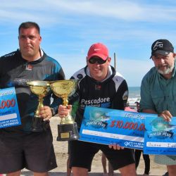 515 cañas fueron de la partida en un concurso que se extendió por seis horas y permitía pescar en una cancha que iba desde el Faro hasta el 4° Salto, buscando la corvina, pero también, la chance de dar con alguna pescadilla, raya o bagre que tenían premios especiales. (Fotos: Lautaro Arriola)