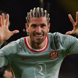 El centrocampista argentino del Atlético de Madrid Rodrigo De Paul celebra un gol durante el partido de fútbol de la liga española entre el FC Barcelona y el Club Atlético de Madrid en el Estadi Olimpic Lluis Companys en Barcelona. | Foto:Manaure Quintero / AFP