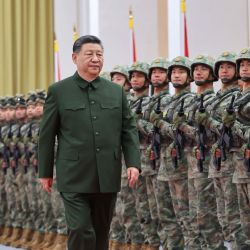 El presidente chino, Xi Jinping, también secretario general del Comité Central del Partido Comunista de China y presidente de la Comisión Militar Central, pasa revista a las tropas durante su inspección a la guarnición del Ejército Popular de Liberación (EPL) de China estacionada en la Región Administrativa Especial de Macao, en el sur de China. | Foto:Xinhua/Li Gang