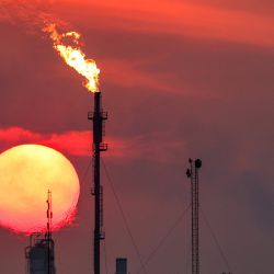 El sol se pone detrás de las llamaradas de gas en llamas en el complejo de refinería de petróleo de Dora en Bagdad, Irak. | Foto:AHMAD AL-RUBAYE / AFP