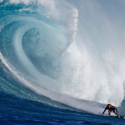 El surfista hawaiano Noah Beschen atrapa una ola en Pe'ahi Jaws Surf Break en la isla de Maui, Hawaii. | Foto:Brian Bielmann / AFP