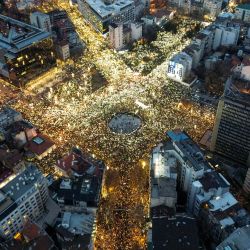 Esta vista aérea muestra a miles de estudiantes y ciudadanos que asisten a una protesta por el derrumbe del techo de una estación de tren que mató a 15 personas el mes pasado, en medio de un bloqueo generalizado de las instituciones de educación superior en el centro de Belgrado. Durante más de siete semanas, el gobierno serbio ha estado bajo presión por las manifestaciones a nivel nacional tras las muertes en la ciudad norteña de Novi Sad, con muchos manifestantes acusando a las autoridades de corrupción y supervisión inadecuada.  | Foto:DJORDJE KOSTIC / AFP