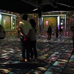 Imagen de personas asistiendo a la experiencia inmersiva "¡Viva la Televisión!" en el marco de la conmemoración de los 70 años de la televisión colombiana, en la ciudad de Bogotá, Colombia. | Foto:Xinhua/Andrés Moreno