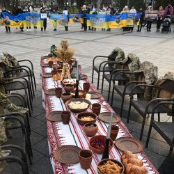 Los uniformes de los soldados cuelgan en sillas vacías junto a una mesa navideña simbólica preparada con platos tradicionales mientras la gente asiste a una manifestación en apoyo de los prisioneros de guerra y los soldados desaparecidos en Lviv, en medio de la invasión rusa de Ucrania. | Foto:YURIY DYACHYSHYN / AFP