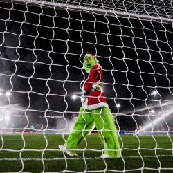 Una persona vestida como el Grinch pasa por delante del arco en el descanso durante el partido de fútbol de la Premier League inglesa entre Crystal Palace y Arsenal en Selhurst Park en el sur de Londres. | Foto:Glyn Kirk / AFP
