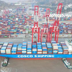 Vista aérea tomada con un dron del buque portacontenedores llamado "Xin Shanghai", operado por China COSCO Shipping Corporation Limited, atracando en el puerto de Yangshan, en Shanghai, en el este de China. | Foto:Xinhua/Fang Zhe
