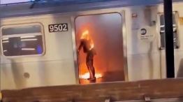 Metro de Nueva York: prendió fuego a una mujer y se sentó a verla morir