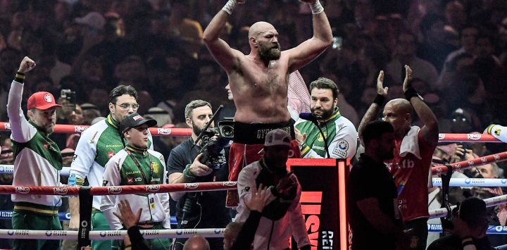 El británico Tyson Fury reacciona durante su revancha por el campeonato mundial de peso pesado contra el ucraniano Oleksandr Usyk en el Kingdom Arena en Riad.