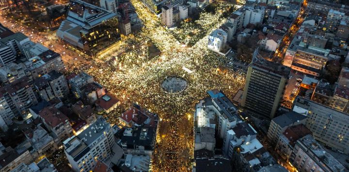 Esta vista aérea muestra a miles de estudiantes y ciudadanos que asisten a una protesta por el derrumbe del techo de una estación de tren que mató a 15 personas el mes pasado, en medio de un bloqueo generalizado de las instituciones de educación superior en el centro de Belgrado. Durante más de siete semanas, el gobierno serbio ha estado bajo presión por las manifestaciones a nivel nacional tras las muertes en la ciudad norteña de Novi Sad, con muchos manifestantes acusando a las autoridades de corrupción y supervisión inadecuada. 