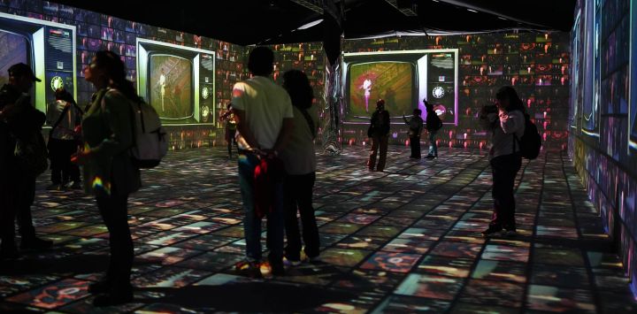 Imagen de personas asistiendo a la experiencia inmersiva "¡Viva la Televisión!" en el marco de la conmemoración de los 70 años de la televisión colombiana, en la ciudad de Bogotá, Colombia.