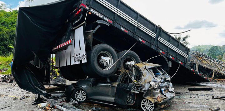 La imagen difundida por el Departamento de Bomberos de Minas Gerais muestra un camión sobre un automóvil en el lugar de un accidente en Teofilo Otoni, estado de Minas Gerais, Brasil.