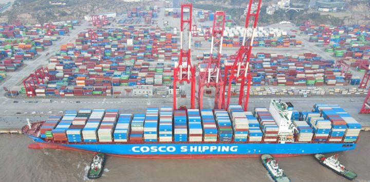 Vista aérea tomada con un dron del buque portacontenedores llamado "Xin Shanghai", operado por China COSCO Shipping Corporation Limited, atracando en el puerto de Yangshan, en Shanghai, en el este de China.