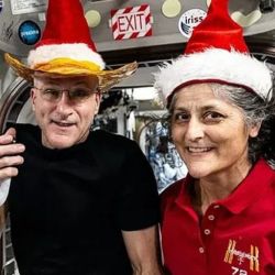 Butch Wilmore y Suni Williams compartIeron un emotivo video desde la Estación Espacial Internacional.